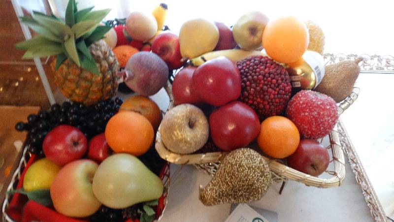 lot 943 image: Fake fruit & baskets.