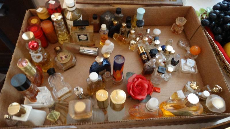 lot 947 image: Big lot of cologne & perfume.