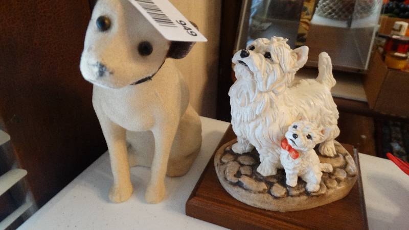 lot 949 image: Dog bank & 2 dog display.