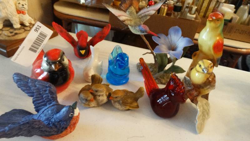 lot 951 image: Lot of decorative birds.