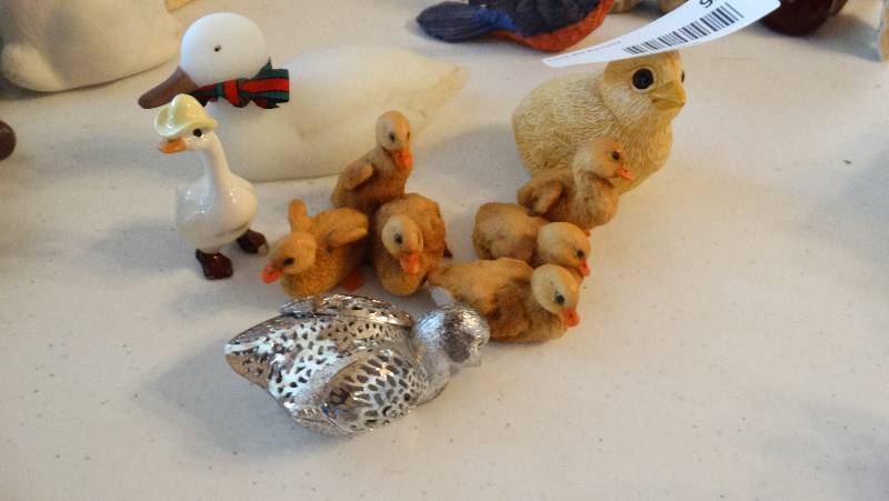 lot 952 image: Lot of decorative ducks.