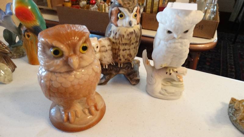 lot 954 image: Lot of decorative owls.