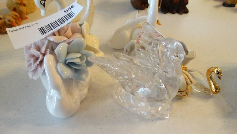 lot 956 image: Lot of decorative swans, 1 wooden, rest glass.