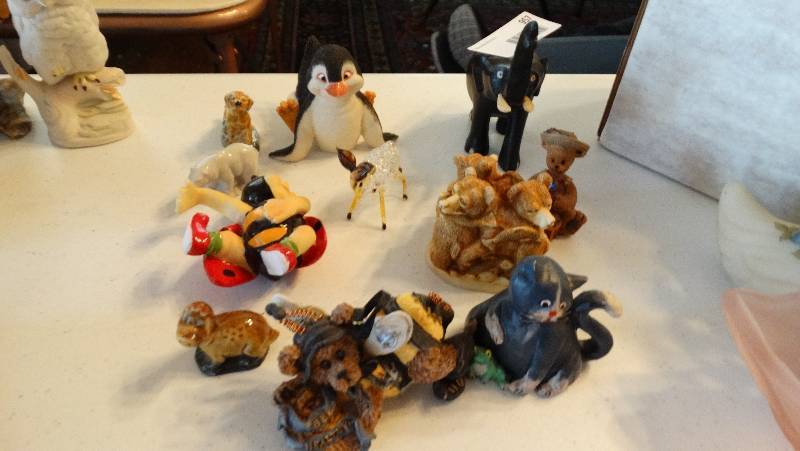 lot 957 image: Lot of decorative various animals.