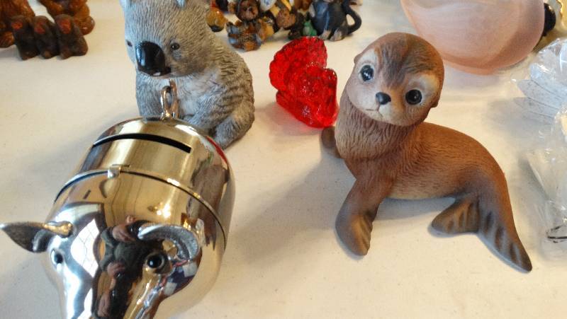 lot 958 image: Piggy bank, koala, seal & turkey.