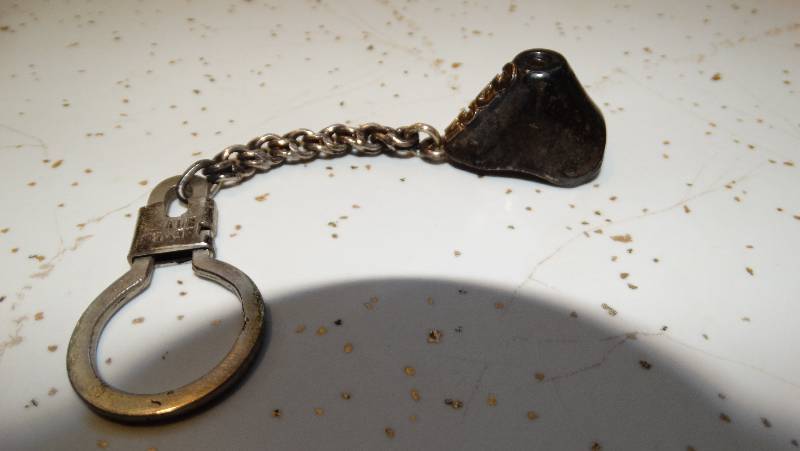lot 971 image: Old key chain.