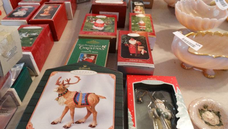 lot 921 image: Lot of hallmark keepsake & goebel ornaments.