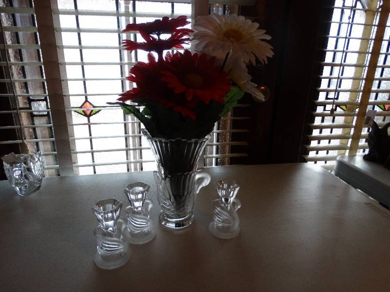 lot 976 image: Heavy glass swan vase wflowers & 3 matching candle holders swans are frosted.