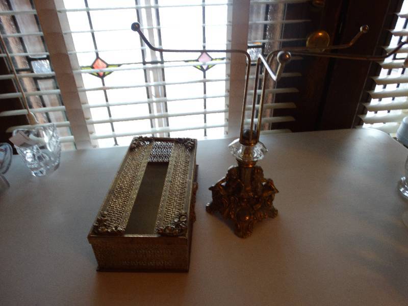 lot 978 image: Heavy metal vintage hand towel hold & klenex box holder.