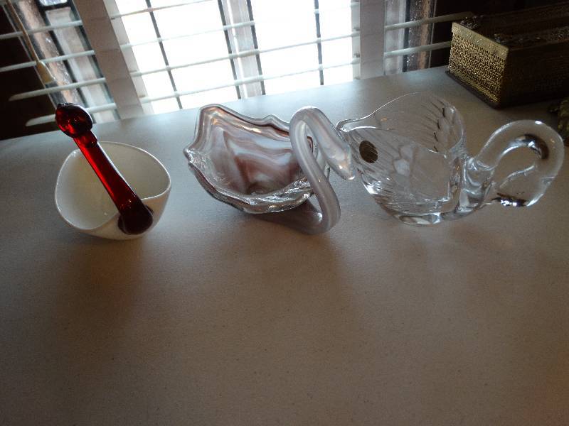 lot 979 image: 3 Decorative glass swans.