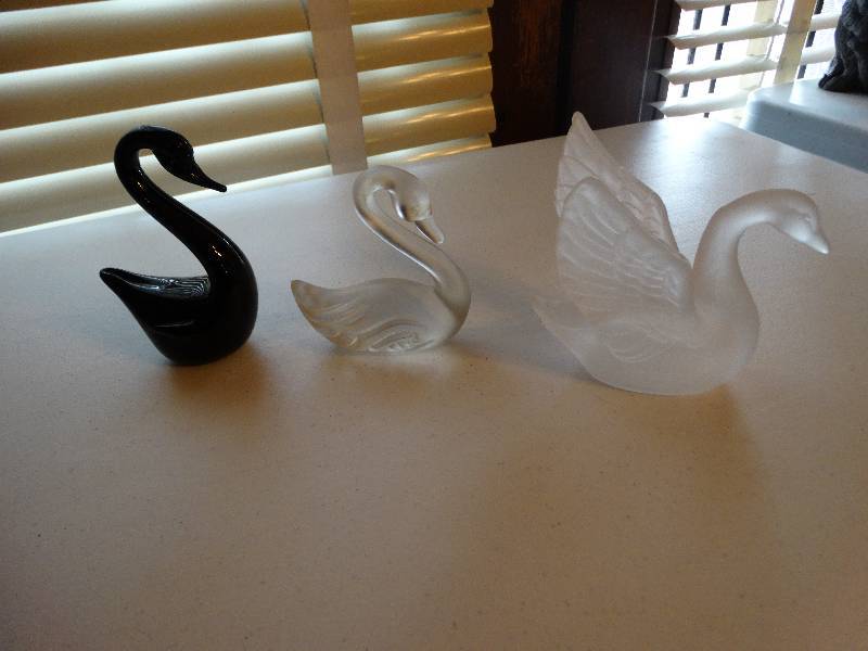 lot 980 image: Lot of heavy glass swans.