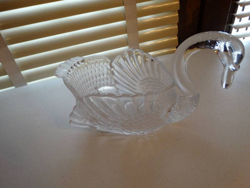 lot 981 image: Large heavy glass swan bowl.