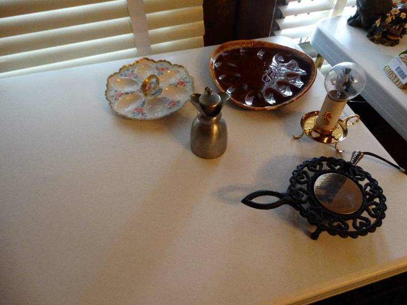 lot 988 image: Little humming bird lite & hospitality plate & little picture wlid, decorative egg plate.
