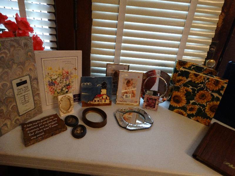lot 989 image: Lot of photo albums little plaug, pictures & decor, one picture frame missing glass.