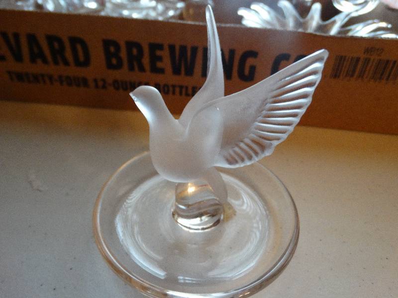 lot 993 image: Lalique ring holder wbird.