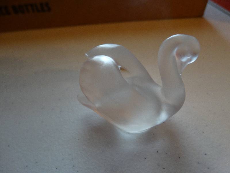 lot 995 image: Vintage laligue France frosted glass swan.