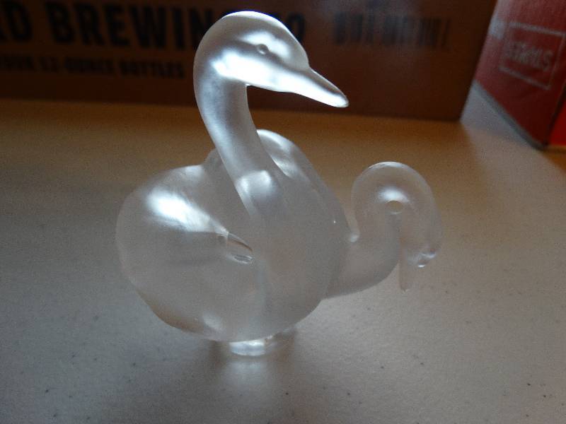 lot 996 image: Lalique crystal swan.