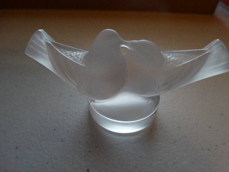lot 997 image: Lalique crystal dove figurine.