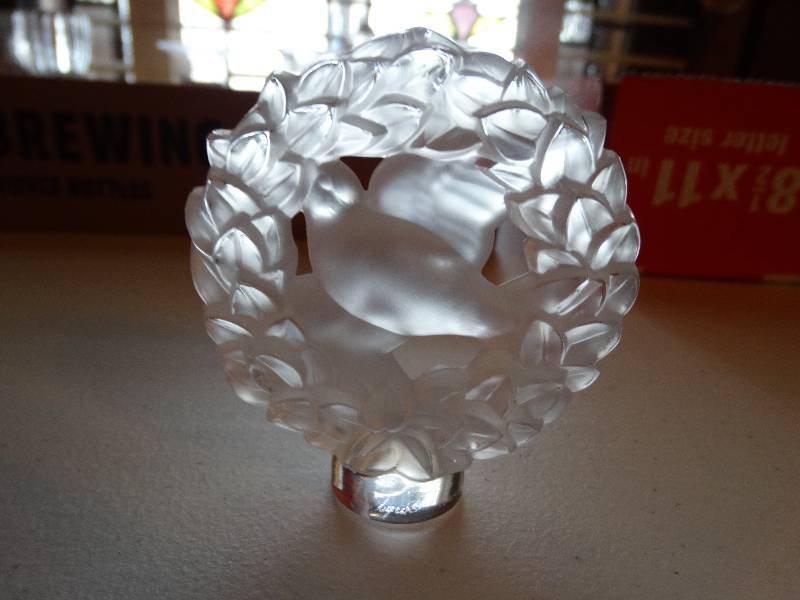 lot 999 image: Lalique crystal figurine of bird in wreath.