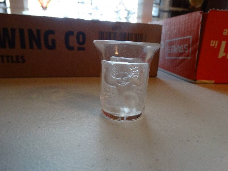 lot 1000 image: Lalique Enfants liqeur shod glass (single).