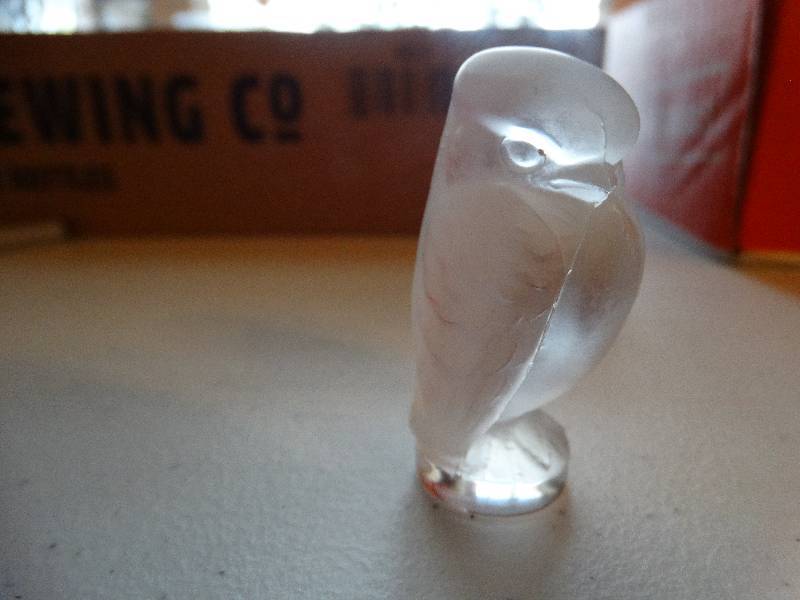 lot 1271 image: Lalique glass bird of prey.