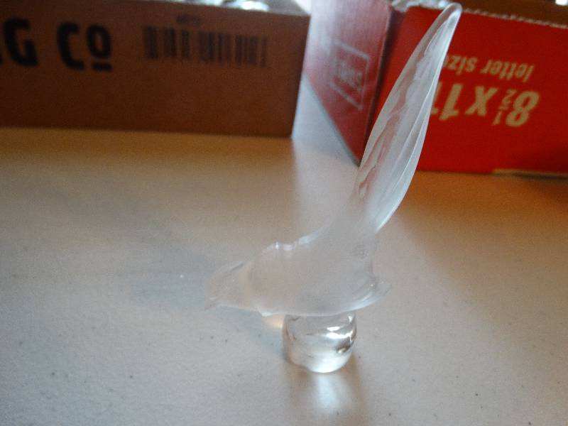 lot 1274 image: Lalique figurine tail up bird sculpture.