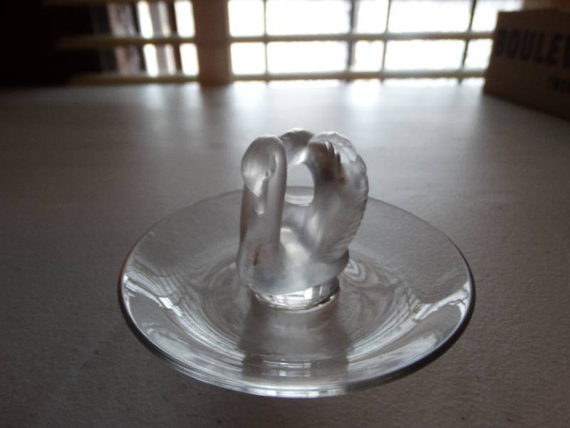 lot 1284 image: Vintage lalique crystal ring holder.