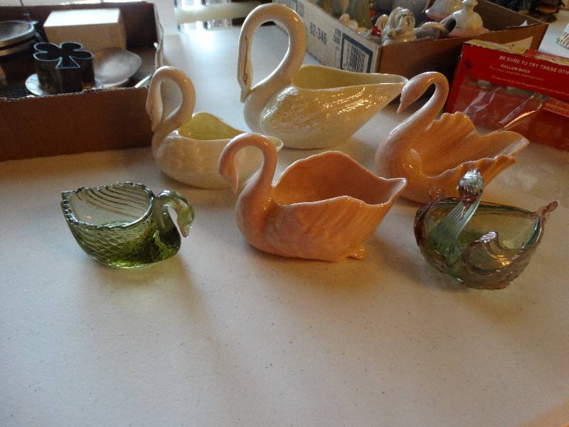 lot 1286 image: 2 - pink lenox swans & 2 belleem swans & glass swan.