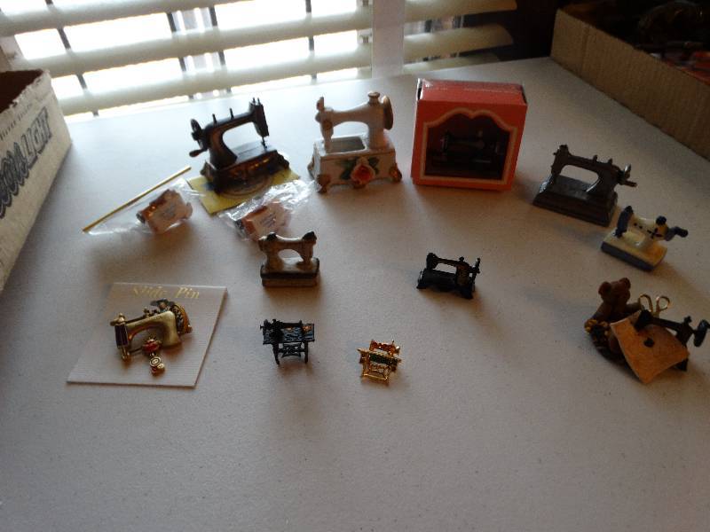 lot 1290 image: Lot of assorted decor sewing machines & pins.