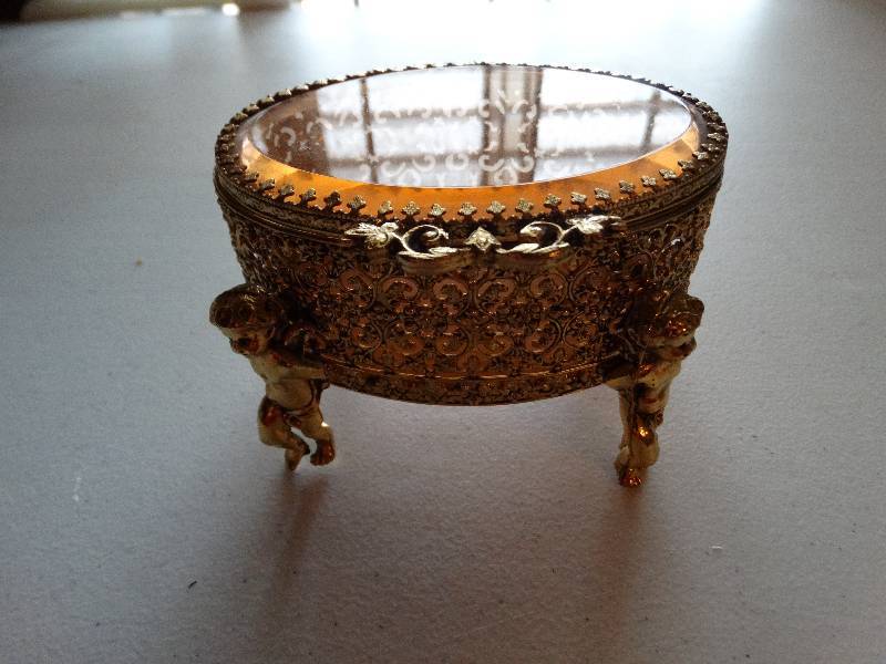 lot 1293 image: Vintage heart brass ormolu filigree cherub footed jewelry trinket.