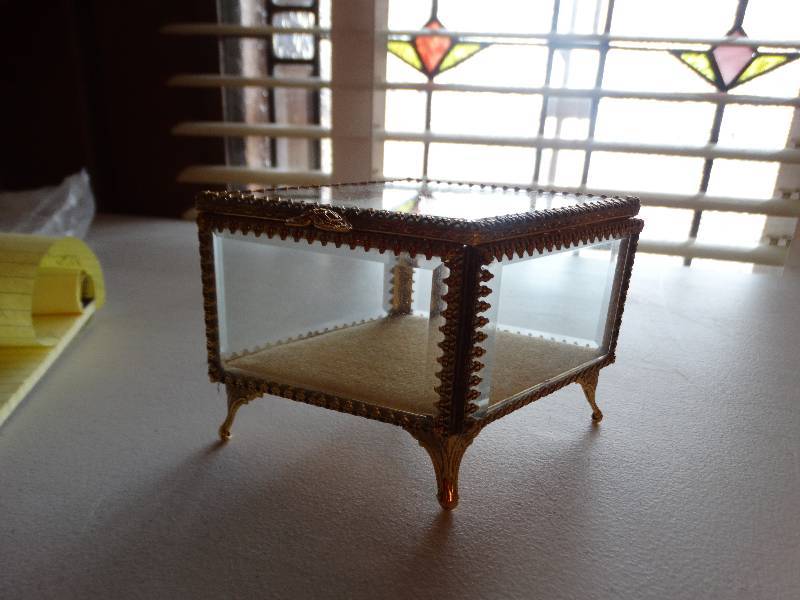 lot 1295 image: Vintage rhombus shape jewelry trinket box wbeveled.