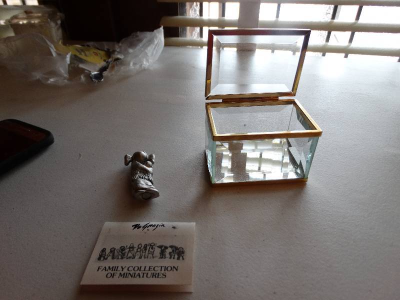 lot 1296 image: Glass trinket box & hopi family collection of miniatures.