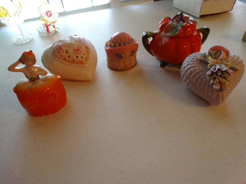 lot 1240 image: Lot of 5 trinket boxes.