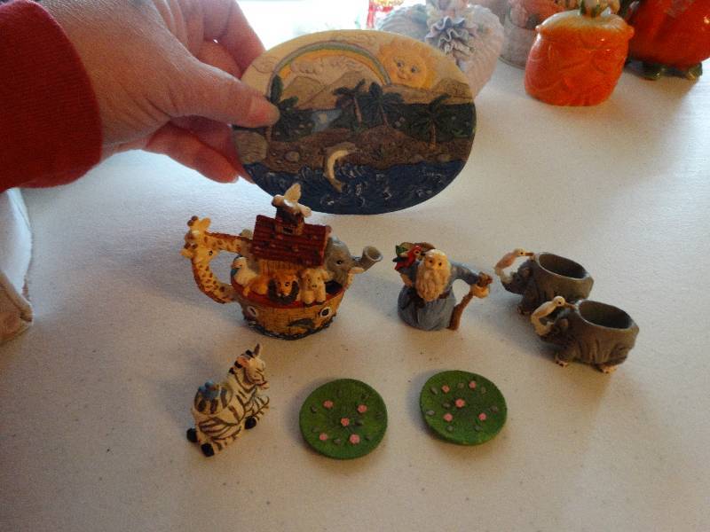 lot 1245 image: Noah ark miniature tea set.