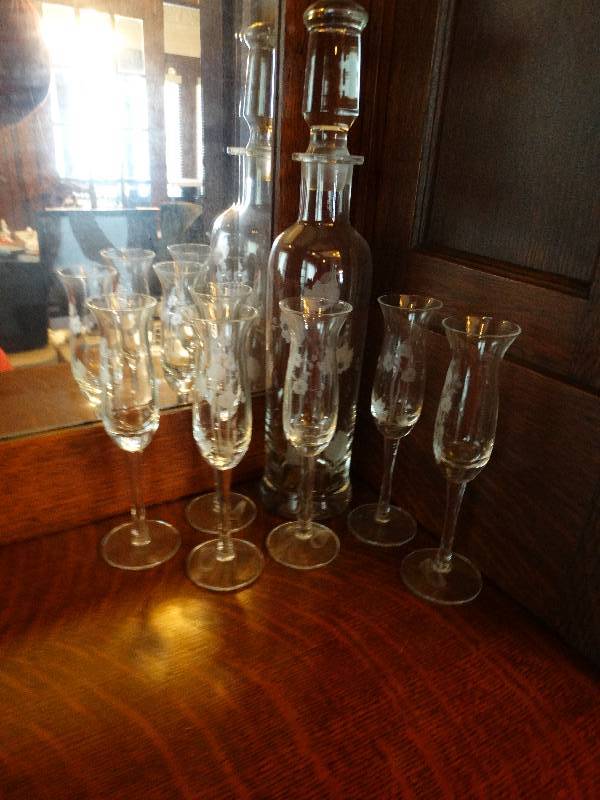 lot 1258 image: Decantor w6 glasses wfloral design.