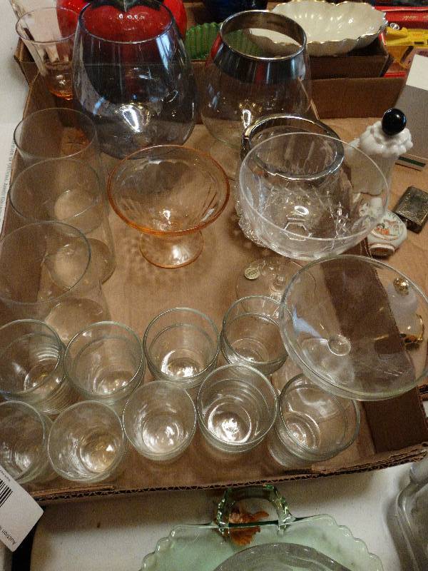 lot 1259 image: Flat full of assorted glasses.