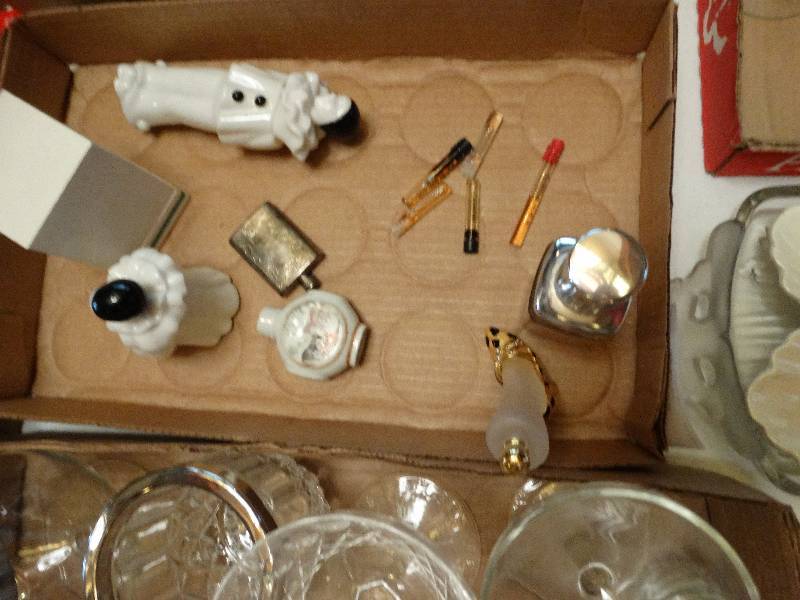 lot 1260 image: Lot of assorted perfume bottles.