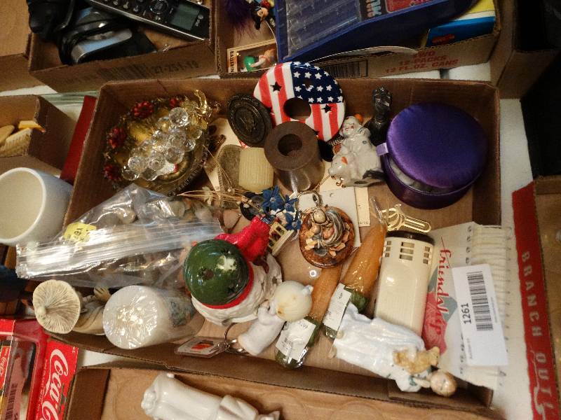 lot 1261 image: Lot of misc home decor holiday.