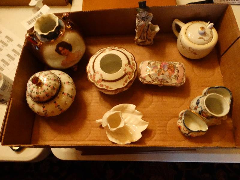 lot 1266 image: Lot of assorted vintage trinkets, decor.