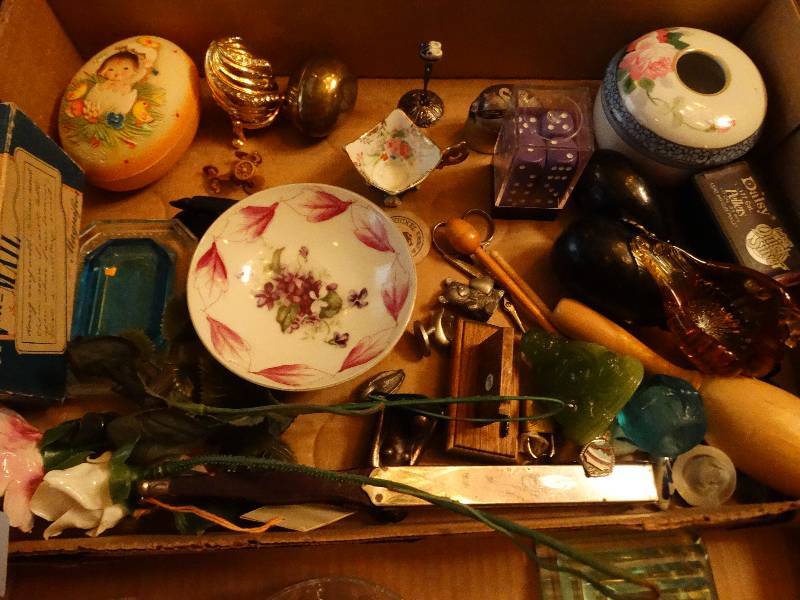 lot 1269 image: Lot of vintage piece & home decor, glass flowers & more.