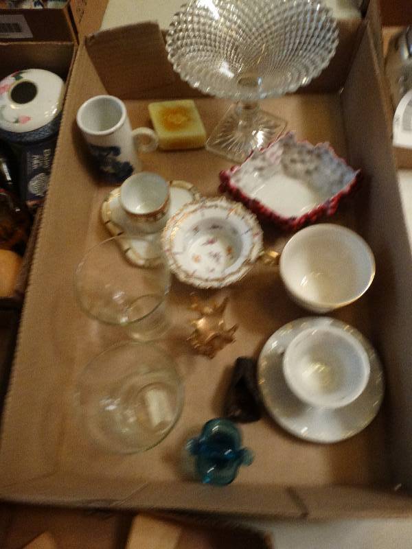 lot 1300 image: Flat of glass ware.