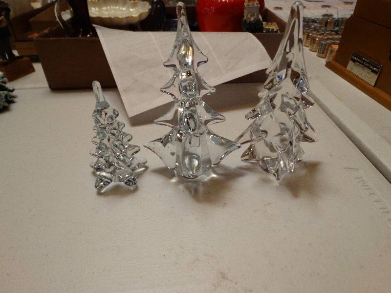 lot 1325 image: Set of 3 heavy class Christmas trees.