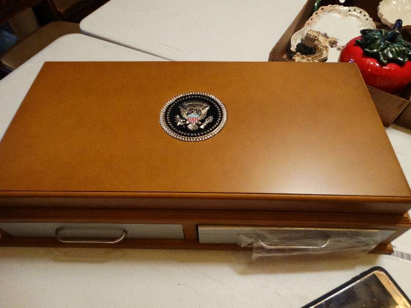 lot 1380 image: Wood collector coin case for Dollar coins.