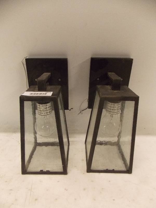lot 7071 image: Porch lights