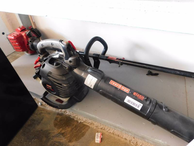 lot 108 image: Craftsman Blower and weed eater