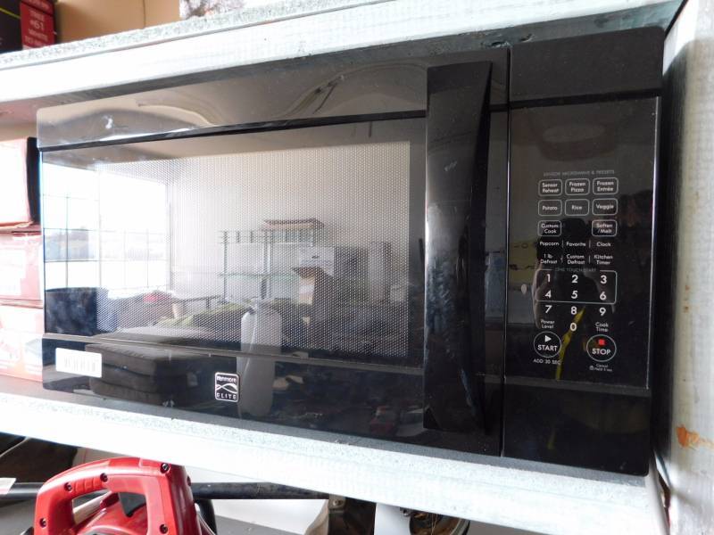 lot 122 image: Kenmore black microwave oven