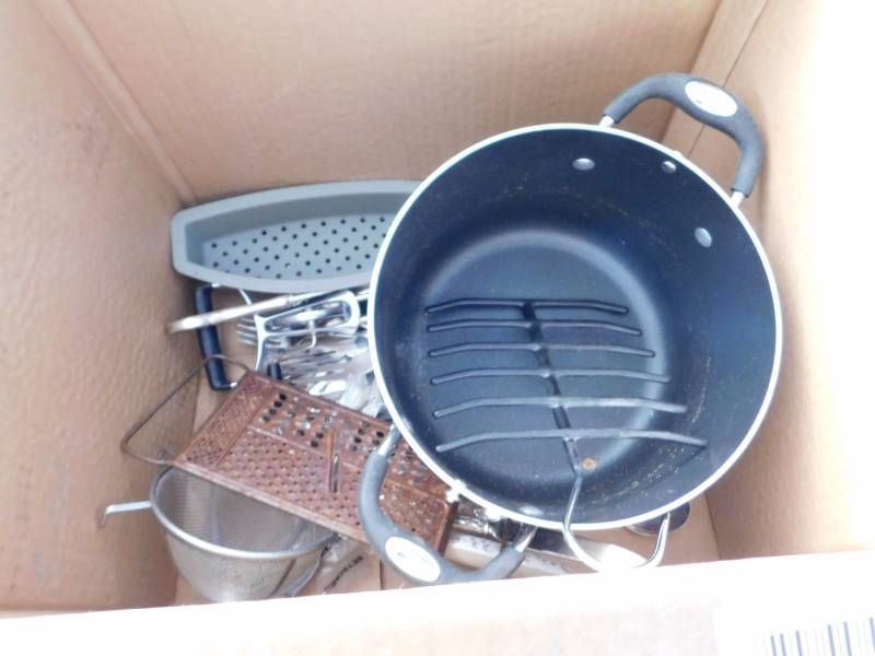 lot 124 image: pot and kitchen items