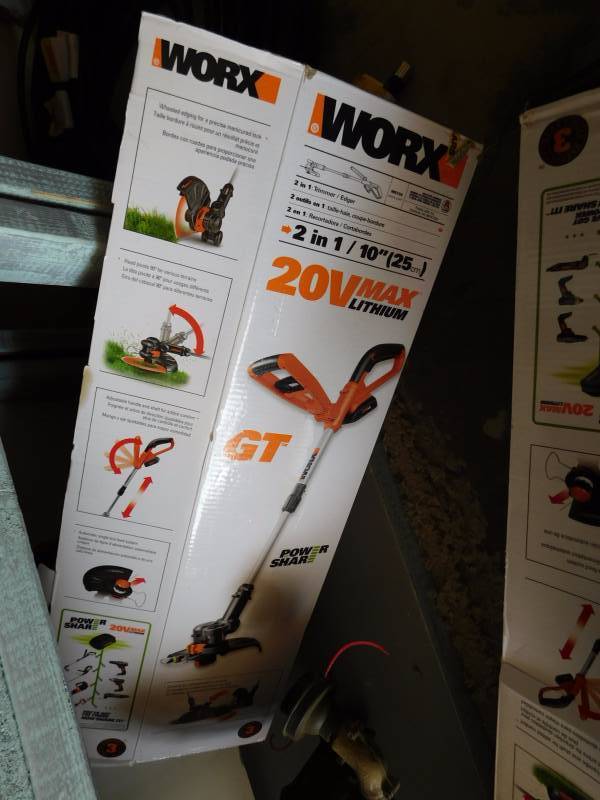 lot 126 image: Worx 20v weed eater