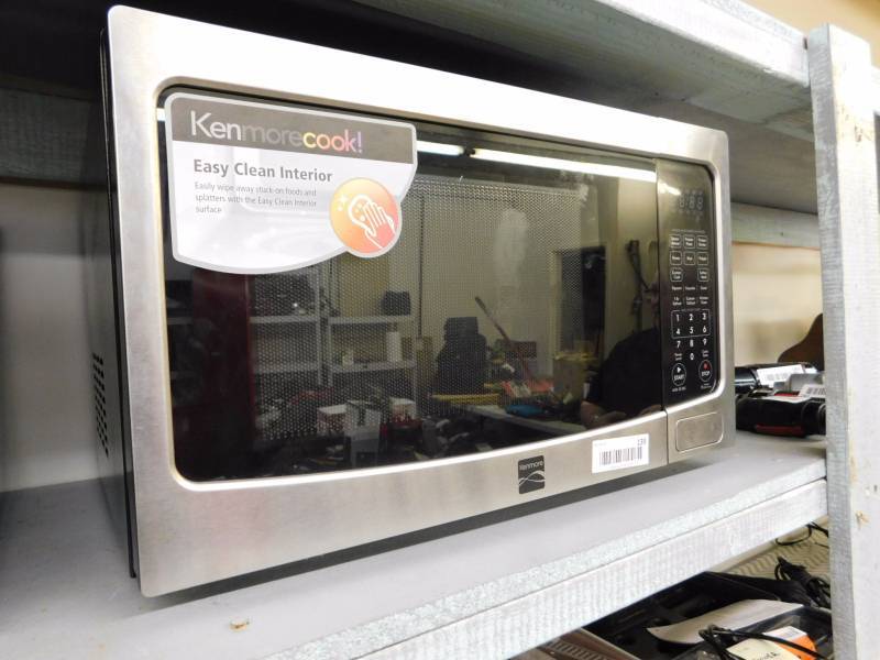 lot 139 image: Kenmore stainless microwave