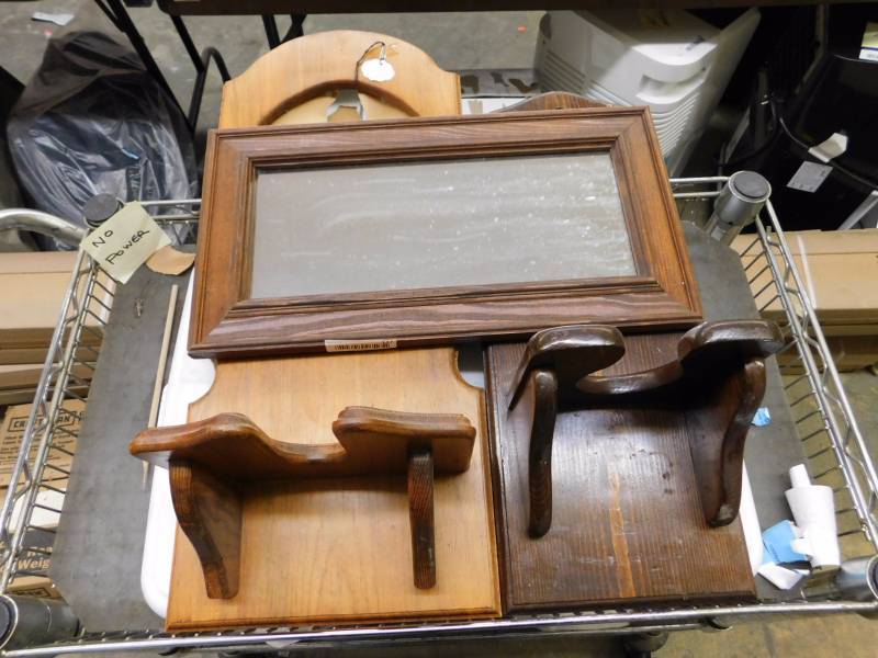 lot 147 image: Wood home decor items